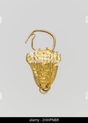 Pendentif or sous forme de tête de taureau ca.1400–1050 C.-B. Cypriote les deux petits anneaux dans le nez du taureau peuvent indiquer qu'un animal domestique est représenté.Pendentif doré sous forme de tête de taureau.Chypriote. Ca.1400–1050 C.-B.Or.Âge de bronze tardif.Or et argent Banque D'Images