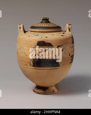 Terre cuite lebes gamikos (bocal) et couvercle fin du 3rd siècle avant J.-C. grec, Ptolemaic, crétois les motifs décoratifs sur cette lebes gamikos sont semblables à ceux peints sur le soi-disant Hadra hydrai, dont les exemples sont exposés dans ce cas.Comme l'hydrie, des lebettes gamikoi ont également été découvertes dans les cimetières d'Alexandrie, en particulier la nécropole de Sciatbi, qui a donné plusieurs vases de cette forme, actuellement dans la collection du Musée d'Alexandrie.Terre cuite LEbes gamikos (bocal) et couvercle 245581 Banque D'Images