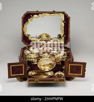 Ensemble de toilette en cuir d'origine ca.1743–45 quatorze orfèvres allemands (Augsbourg) et autres artisans allemands identifiés; manufacture de porcelaine japonaise (Imari) cet ensemble réunit un niveau accompli de design artistique et de qualité d'exécution avec une provenance exaltée.En outre, il incarne l'expression ultime de la splendeur princière dans la précieuse métallurgie.La pièce d'exposition a été utilisée dans le cadre du levée quotidien, ou tenue de cérémonie, d'un aristocrate de haut rang en Europe du XVIIIe siècle.Le rituel a joué un rôle essentiel dans l'étiquette courtoise; par conséquent, tous les accessoires ont été nécessaires à Banque D'Images