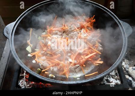 Détails de zirvak dans le chou-fleur au feu pour pilaf Banque D'Images