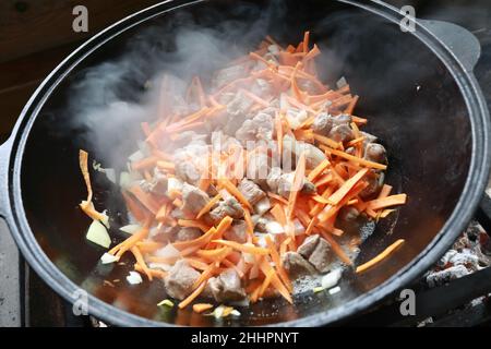 Préparation de zirvak dans le chou-fleur au feu pour pilaf Banque D'Images