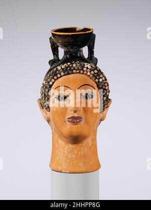 Aryballos en terre cuite (bouteille de parfum) en forme de tête d'une femme ca.500 C.-B. attribué à la classe Oxford des vases de tête dans un objet comme celui-ci, les accessoires liés à sa fonction sont limités à la goulotte et aux petites poignées au sommet.Ainsi, la démarcation entre un vase, une terre cuite et une sculpture est étroite.Aryballos en terre cuite (bouteille de parfum) en forme de tête de femme 251404 : attribué à la classe Oxford des vases de tête, aryballos en terre cuite (bouteille de parfum) en forme de tête de femme, ca.500 C.-B., terre cuite, H. 4 7/16 po.(11,3 cm).Le Metropol Banque D'Images