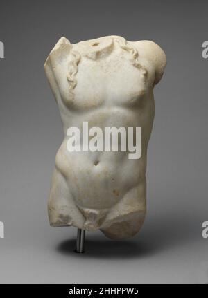 Statue en marbre de Dionysus 1st–2nd siècle A.D. adaptation romaine d'une statue grecque d'Apollon Lykeios du milieu du 4th siècle B.C.la figure se tenait en repos avec son bras droit reposant sur sa tête.Dérivée d'une célèbre statue de bronze d'Apollon, la pose a souvent été adaptée à Dionysos, qui est montré ici avec de longues écluses.Statue en marbre de Dionysus 256879 Banque D'Images