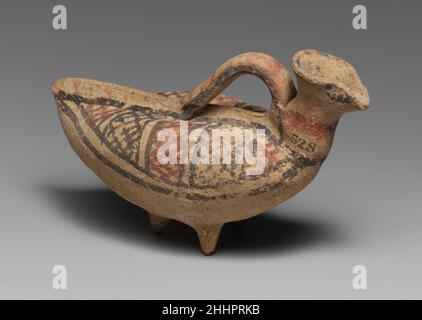Askos en terre cuite (fiole avec bec et poignée sur le dessus) sous forme d'oiseau 750–600 C.-B. Cypriote trois pieds avec ornement géométrique.Askos en terre cuite (fiole avec bec et poignée sur le dessus) sous forme d'oiseau 240431 Banque D'Images