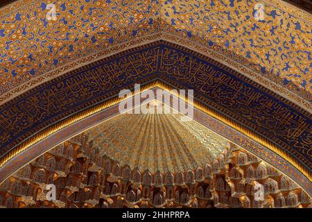Décoration de Tilya Kori Madrasah à Samarkand, Ouzbékistan Banque D'Images