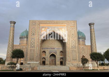 Devant Sher Dor Madrasah.Il a été construit en 1619-1636 à Samarkand, en Ouzbékistan.Les dômes nervurés des hautes tours ont grimpé sur la façade à deux étages Banque D'Images