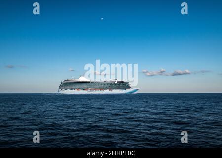 Bateau de croisière sur la mer Méditerranée.Vue latérale. Banque D'Images