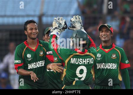 Chittagong, Bangladesh.11th mars 2011.Le joueur de cricket du Bangladesh Shakib Al Hasan (L) a vu célébrer avec son coéquipier Mushfiqur Rahim pendant le match de 28th, la coupe du monde de cricket de l'ICC (International Cricket Council) entre l'Angleterre et le Bangladesh à Chittagong.Bangladesh a gagné par 2 bickets (avec 6 balles restantes).(Photo de MD Manik/SOPA Images/Sipa USA) crédit: SIPA USA/Alay Live News Banque D'Images