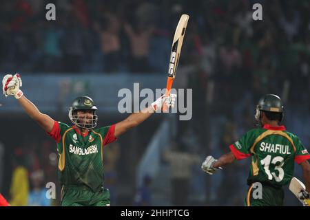 Chittagong, Bangladesh.11th mars 2011.Mahmudullah (L), joueur de cricket du Bangladesh, a fêté une victoire lors du match de 28th, la coupe du monde de cricket de la CCI (International Cricket Council) entre l'Angleterre et le Bangladesh à Chittagong.Bangladesh a gagné par 2 bickets (avec 6 balles restantes).(Photo de MD Manik/SOPA Images/Sipa USA) crédit: SIPA USA/Alay Live News Banque D'Images