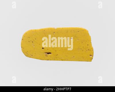 Fragment d'incrustation monochrome en verre fin du 1st siècle C.-B.–début du 1st siècle A.D. Roman jaune opaque.Inlay plat, avec deux longs côtés droits qui tapissent à l'extrémité arrondie; sur le dessous, certaines dépressions irrégulières peu profondes.partie supérieure polie; piqûres de bulles de surface sur le dessus; altération en juxtaposition et irisée sur le dessous et les trois bords;Un bord long non abîmé.une couleur jaune opaque unusal.Fragment d'incrustation monochrome en verre.Roman. Fin du 1st siècle C.-B.–début du 1st siècle A.D..Verre ; moulé.Début de l'Impériale.Verre Banque D'Images