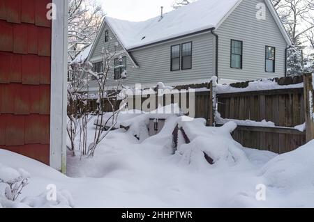 Maison de banlieue après la tempête de neige en février Banque D'Images