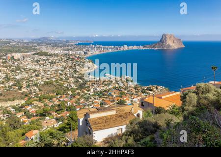 Zone urbanisée, baie de Calpe et le Rocher d'Ifach (ou Penyal d'IFAC ou Peñón de Ifach), Calpe, (ou Calp), province d'Alicante, Communauté Valencienne,Espagne. Banque D'Images