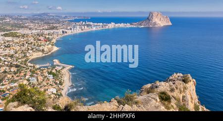 Zone urbanisée, baie de Calpe et le Rocher d'Ifach (ou Penyal d'IFAC ou Peñón de Ifach), Calpe, (ou Calp), province d'Alicante, Communauté Valencienne,Espagne. Banque D'Images