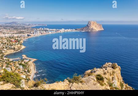 Zone urbanisée, baie de Calpe et le Rocher d'Ifach (ou Penyal d'IFAC ou Peñón de Ifach), Calpe, (ou Calp), province d'Alicante, Communauté Valencienne,Espagne. Banque D'Images