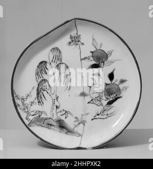 Plat en forme de pêche avec arbres et pêches première moitié de la Chine du 17th siècle.Plat en forme de pêche avec arbres et pêches.Chine : première moitié du siècle 17th.Porcelaine peinte en bleu de cobalt sous glaçure et en émail polychromé (vaisselle Jingdezhen).Dynastie Ming (1368–1644).Céramique Banque D'Images