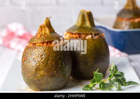 Courgettes farcies à la viande, au riz et aux légumes.Délicieux plats traditionnels turcs, courgettes farcies au mini-ballon (nom turc ; haut de la kabak dolmasi) Banque D'Images