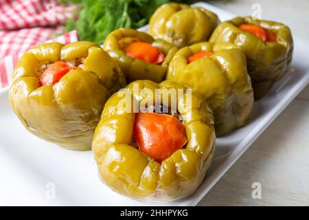 Délicieux plats traditionnels turcs ; poivrons farcis à la viande (nom turc ; alfli biber dolmasi) Banque D'Images