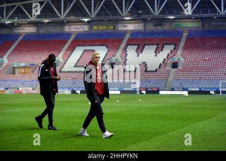 Les joueurs d'Arsenal inspectent le terrain avant le match quart de finale du Trophée Papa John's au stade DW, Wigan.Date de la photo: Mardi 25th janvier 2022. Banque D'Images