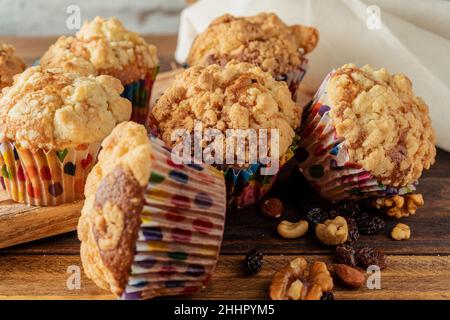 Muffins à la vanille aux myrtilles maison fraîchement cuits sur une planche de bois.Vue normale, gros plan.Concept de la nourriture naturelle, de la nourriture maison. Banque D'Images