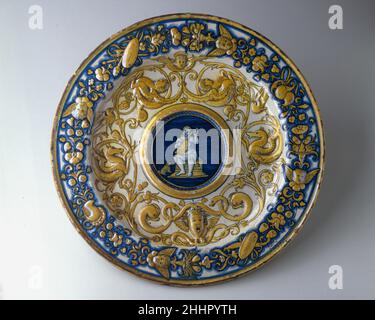 Plat pour une égout (bacile da versatore) ca.1520–30 Italien, Deruta.Plat pour une égout (bacile da versatore).Italien, Deruta. CA.1520–30.Maiolica (faïence émaillée).Céramique-Poterie Banque D'Images