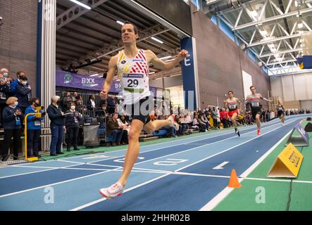 MANCHESTER - ANGLETERRE 23 JANV. 22: Aurele Vandeputte (bel) franchit la ligne d'arrivée pour gagner la course masculine 800m au Boxx United Manchester Indoor to Banque D'Images