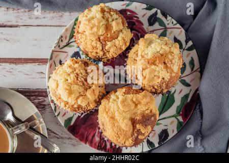 Muffins à la vanille aux myrtilles maison fraîchement cuits sur une assiette .Concept de la nourriture naturelle, de la nourriture maison. Banque D'Images