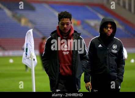 Les joueurs d'Arsenal inspectent le terrain avant le match quart de finale du Trophée Papa John's au stade DW, Wigan.Date de la photo: Mardi 25th janvier 2022. Banque D'Images