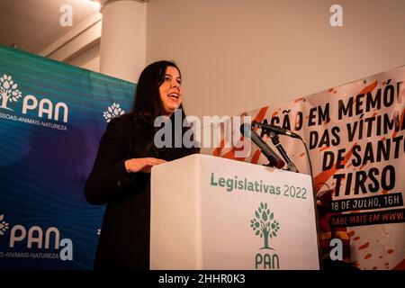 Porto, Portugal.24th janvier 2022.Inês de Sousa Real, leader de PAN, parle pendant le rallye.Pessoas Animais e Natureza (PAN) à Espaço PAN, Porto, souligne les principales idées du parti qui se présente aux élections législatives de dimanche prochain.Crédit : SOPA Images Limited/Alamy Live News Banque D'Images