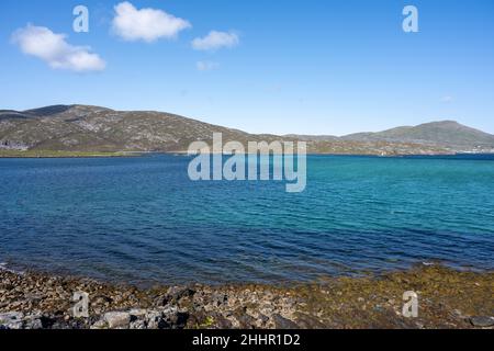 Une vue vers l'île de Barra de Caolas, un petit village sur l'île de Vatersay, Caolas Bhatarsaigh (Sound od Vatersay) Banque D'Images