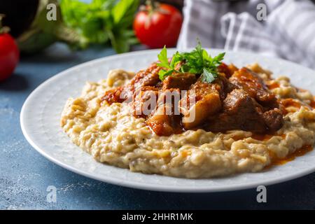 La nourriture turque Hunkar Begendi faite à l'aubergine et la viande. Banque D'Images