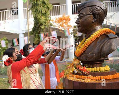 Les élèves de l'école de Netaji Subhas Vidyaniketan en hommage floral à l'état de Netaji Subhash à l'anniversaire de naissance du nationaliste indien, Netaji Subhas Chandra Bose.Bose était un dirigeant nationaliste indien de premier plan qui a tenté de gagner l'indépendance de l'Inde par la force contre le gouvernement britannique pendant les années de la Seconde Guerre mondialeTripura, Inde, Banque D'Images