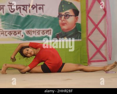 Les élèves de l'école de Netaji Subhas Vidyaniketan font du yoga lors d'un programme culturel à l'occasion de l'anniversaire de naissance du nationaliste indien, Netaji Subhas Chandra Bose.Bose était un dirigeant nationaliste indien de premier plan qui a tenté de gagner l'indépendance de l'Inde par la force contre le gouvernement britannique pendant les années de la Seconde Guerre mondialeTripura, Inde. Banque D'Images