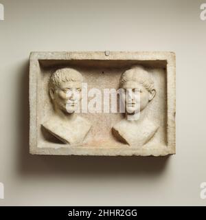 Sol de relief de marbre avec deux bustes de portrait ca.13 C.-B.–A.D.5 Roman ce panneau, avec des bustes d'un jeune couple bien entretenu, vient probablement du type de monuments funéraires extérieurs souvent mis en place par des esclaves libérés prospères.Relief de la tombe en marbre avec deux bustes de portrait 248139 Banque D'Images