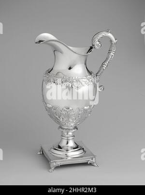 Ewer 1830–40 Thomas Fletcher les navires américains pour la distribution de boissons comme l'eau, la bière, le cidre et le vin sont devenus de plus en plus populaires pendant la première moitié du XIXe siècle.Cette jolie brochette, remplie d'ornement moulé, taillé et estampillé, est marquée par Fletcher, qui avait fondé, avec son partenaire Sidney Gardiner (1787–1827), la plus éminente firme d'argenterie américaine de l'époque.Un dessin préparatoire pour l’égout survit dans la collection du Metropolitan Museum.Égout 19405 Banque D'Images