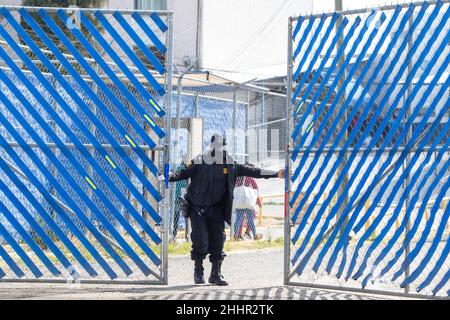 Puebla, Mexique.21st janvier 2022.Un policier ferme la porte d'une prison où un bébé mort a été trouvé dans un conteneur de déchets.Après la découverte, 21 employés de la prison ont été arrêtés.(À dpa 'bébé cadavre à la poubelle de la prison mexicaine - 21 arrestations') Credit: Juan Carlos Sánchez Díaz/dpa/Alay Live News Banque D'Images