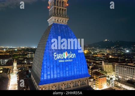 Le logo du Concours Eurovision de la chanson est projeté sur le Mole Antonelliana.L'édition 66th aura lieu à Turin en mai 2022.Turin, Italie - janvier 2022 Banque D'Images