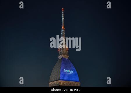 Le logo du Concours Eurovision de la chanson est projeté sur le Mole Antonelliana.L'édition 66th aura lieu à Turin en mai 2022.Turin, Italie - janvier 2022 Banque D'Images