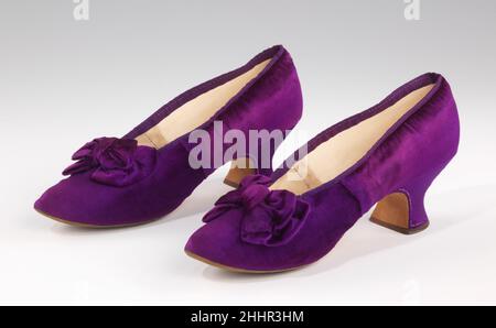 Pantoufles du soir 1885–90 J. Ferry French à la fois classique et unique, cette paire de chaussons du soir est un style emblématique de l'époque, en velours de panné violet vif.La couleur et le matériau inhabituels suggèrent que les chaussures ont été faites sur mesure pour correspondre à un vêtement.Le porteur de ces chaussures, Abigail Kinsley Norman Prince (1860-1949), était habillé par les meilleurs couturiers parisiens, notamment Worth, Paquin et Doucet.Pantoufles du soir 156309 Banque D'Images