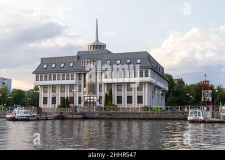 Kaliningrad, Russie - 30 juillet 2021 : façade du bâtiment de l'Autorité portuaire le jour de l'été Banque D'Images