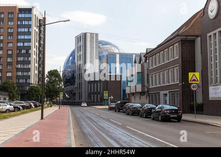 Kaliningrad, Russie - 30 juillet 2021 : vue sur la rue avec l'extérieur du Musée de l'Océan mondial en arrière-plan Banque D'Images