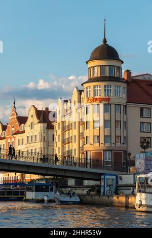 Kaliningrad, Russie - 30 juillet 2021 : village de pêcheurs de Kaliningrad, photo verticale avec l'hôtel Kaiserhof prise lors d'une soirée d'été Banque D'Images