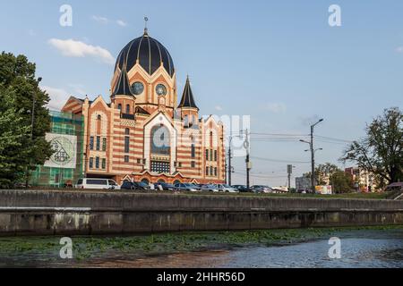 Kaliningrad, Russie - 30 juillet 2021 : extérieur de la synagogue Konigsberg un jour d'été, les gens ordinaires marchent sur la promenade Banque D'Images