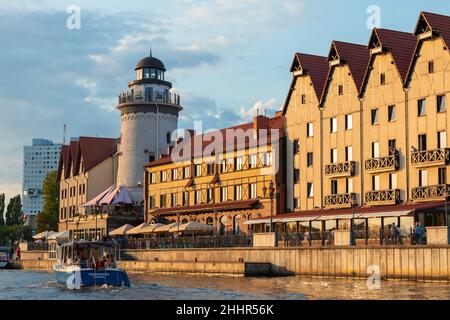 Kaliningrad, Russie - 30 juillet 2021 : village de pêcheurs.Quartier de la ville de Kaliningrad, photo côtière avec tour de phare Banque D'Images