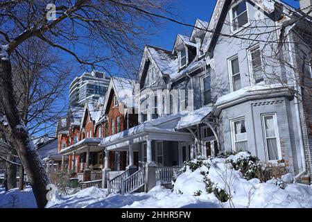 Scène d'hiver avec rue résidentielle avec maisons semi-individuelles victoriennes avec gables Banque D'Images