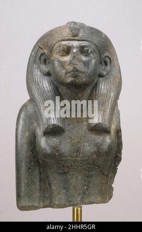Une femme royale ca.1919–1878 B.C. Middle Kingdom cette représentation typique d'une femme royale montre le serpent uraeus habituel à son front.La forme carrée du visage et la coiffure volumineuse placent la pièce au milieu de la dynastie 12.Juste assez est conservé du bras droit approprié pour montrer qu'il était plié: La femme royale était représentée à l'origine assis.Une femme royale. CA.1919–1878 C.-B.Gabbro.Royaume du milieu.De l'Égypte.Dynastie 12 Banque D'Images