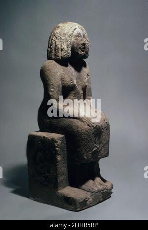 Femme assise ca.2465–2150 C.-B. ancien Royaume tardif.Femme assise ca.2465–2150 C.-B.Calcaire sablonneux fossilifère.Ancien Royaume tardif.De l'Égypte.Dynastie 5–6 Banque D'Images