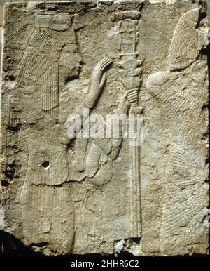 Relief du mur du Sud d'une chapelle de Ramsès je peux.1295–1294 C.-B. Nouveau Royaume, Ramesside Ramsès I, premier roi de la dynastie 19, était un officier militaire du delta de l'est.Il a servi comme général et vizier sous Haremhab, dernier roi de la dynastie 18, et a été désigné par lui comme son successeur.Probablement assez vieux quand il est devenu roi, la plupart de ses monuments ont été finis par son fils, Seti I.le mur sud, montré ici, dépeint Ramesses I et sa famille présentant des offrandes à Osiris.Le registre supérieur (maintenant perdu) montre que Ramesses mène quatre jeunes taureaux à 'Osiris Onnophris'.Dans le regis inférieur Banque D'Images