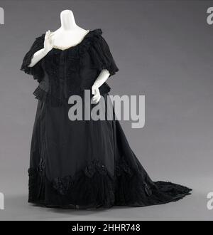 Robe de deuil 1894–95 Britannique cette robe a été portée par la reine Victoria (1819-1901) du Royaume-Uni.Achetée à la vente annuelle des vêtements de la Reine, elle montre les touches traditionnelles de la tenue de deuil, qu'elle a portée de la mort de son mari, le Prince Albert (1819-1861), jusqu'à sa propre mort.La robe suit le style de la période et est finement détaillé à l'intérieur et à l'extérieur, les détails qui seraient attendus par une robe de deuil Queen.Black a atteint son apogée pendant le règne de la reine Victoria.Elle a établi la norme en portant le deuil pour la moitié de sa vie.Avec ces normes en place, il W Banque D'Images