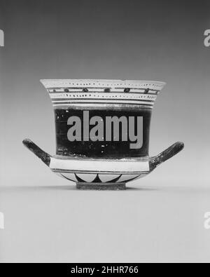 Terre cuite lekaina (tasse à boire à deux manche) 6th siècle avant J.-C. grec, Laconien Un vase en forme Laconien spécifique, le lakaina, n'est jamais décoré avec des scènes de figurales, bien que des bandes de points décorent la lèvre.Lekaina en terre cuite (tasse à boire à deux manche).Grec, Laconien.6th siècle C.-B..Terre cuite.Archaïque.Vases Banque D'Images