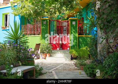 Maison traditionnelle colorée et rues à Koskinou Rhodes Grèce avec chien en face Banque D'Images